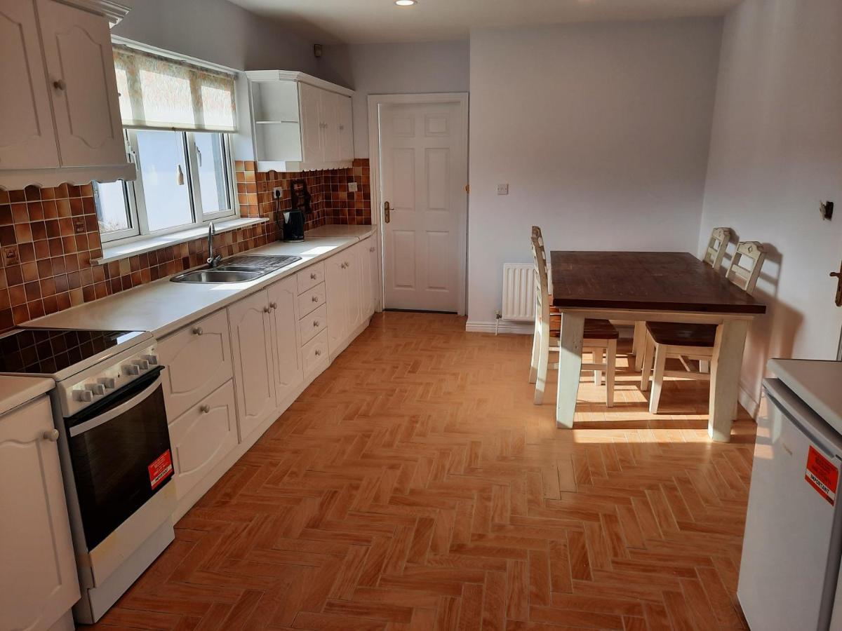 4 Bedroom, 15 Min To Limerick City Quiet Retreat. Exteriör bild